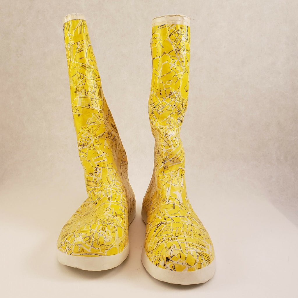 Bottes jaunes tige haute avec motif, vue de face, semelle blanche arrondie.