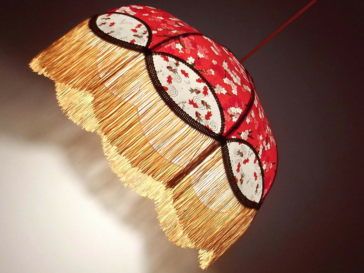 Suspension rétro en papier japonais rouge, franges dorées et galon noir décoratif