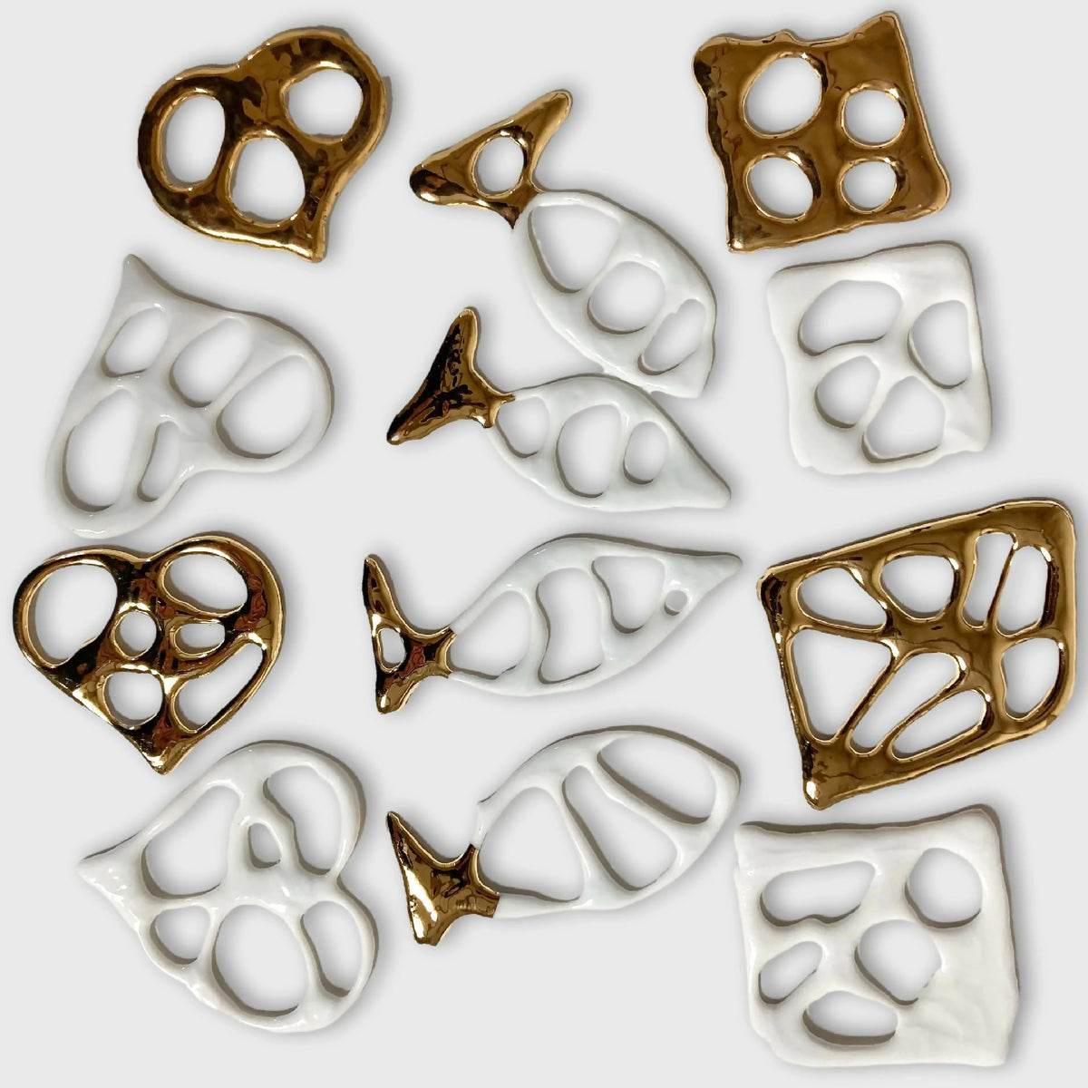 Décor de table 12 pièces : motifs pattes et poissons, blanc et doré