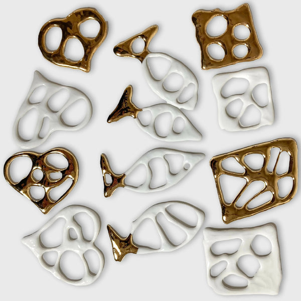 Décor de table 12 pièces : motifs pattes et poissons, blanc et doré