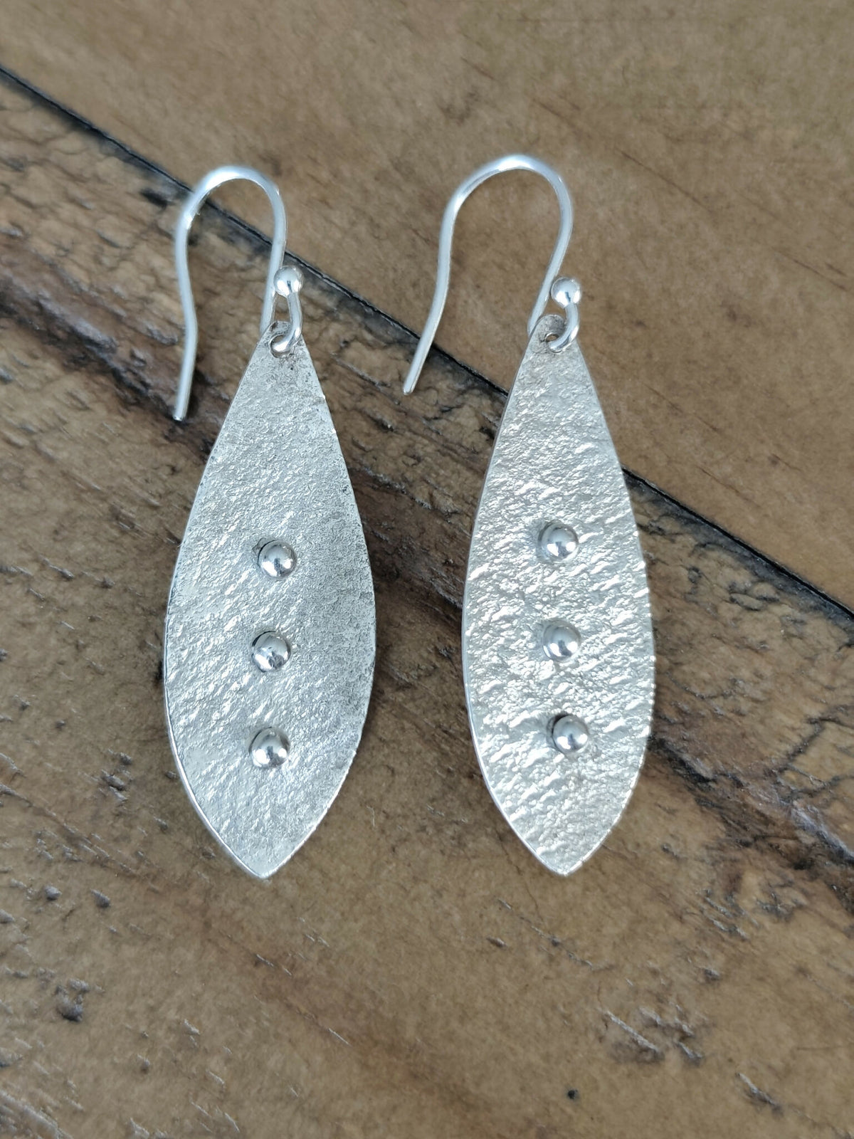 Boucles d’oreilles pendantes en gouttes texturées argent, fermoir crochets