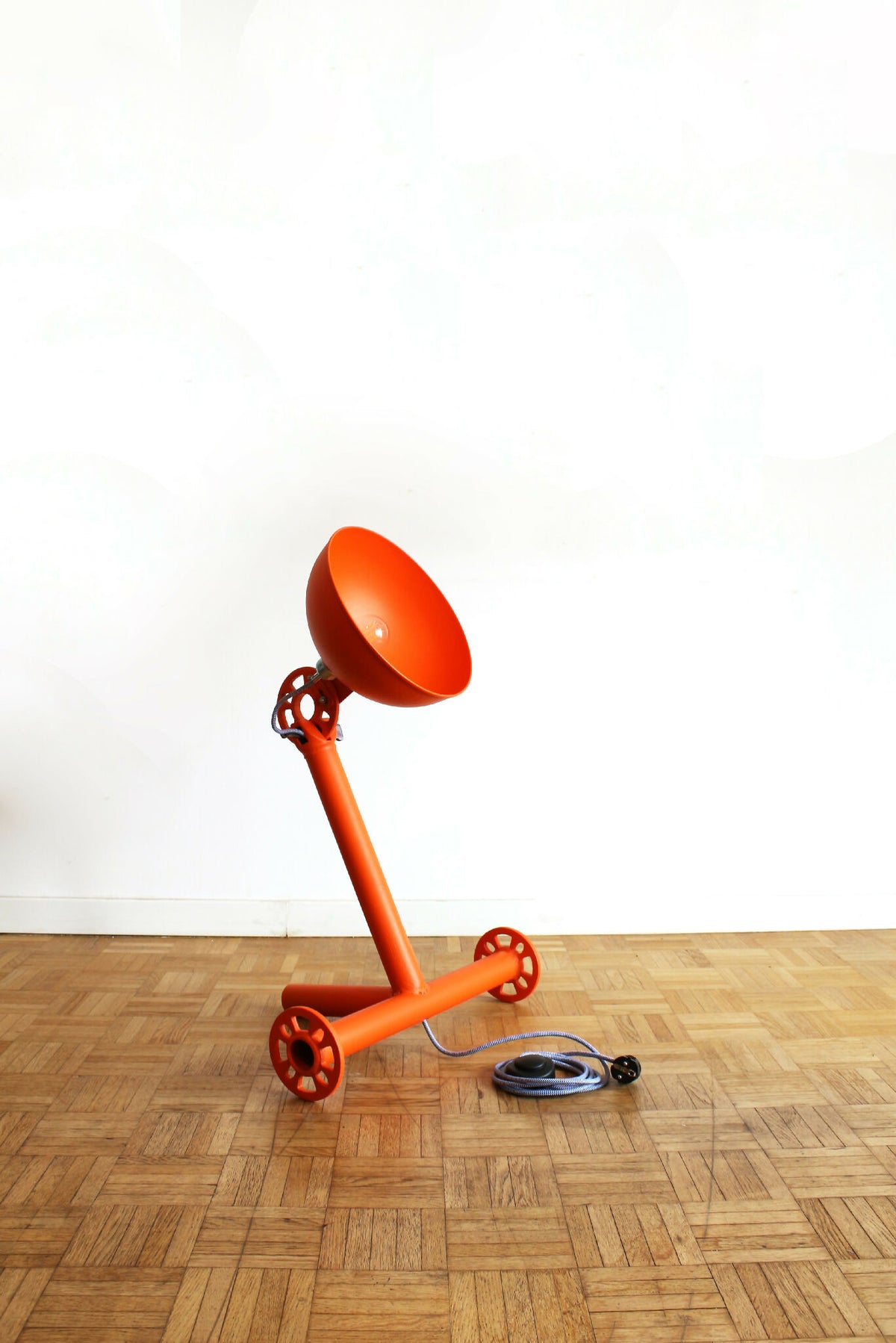 Lampe UMARELL Enrico orange, abat-jour conique et base au sol avec câbles visibles