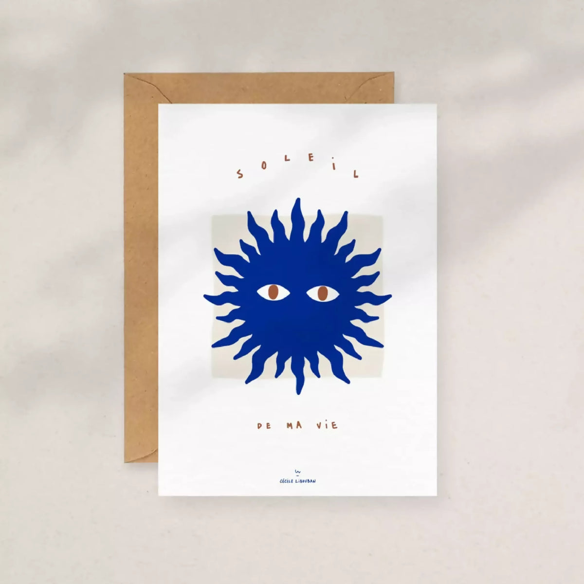 Carte à message blanche au soleil bleu, texte « de ma vie », enveloppe kraft