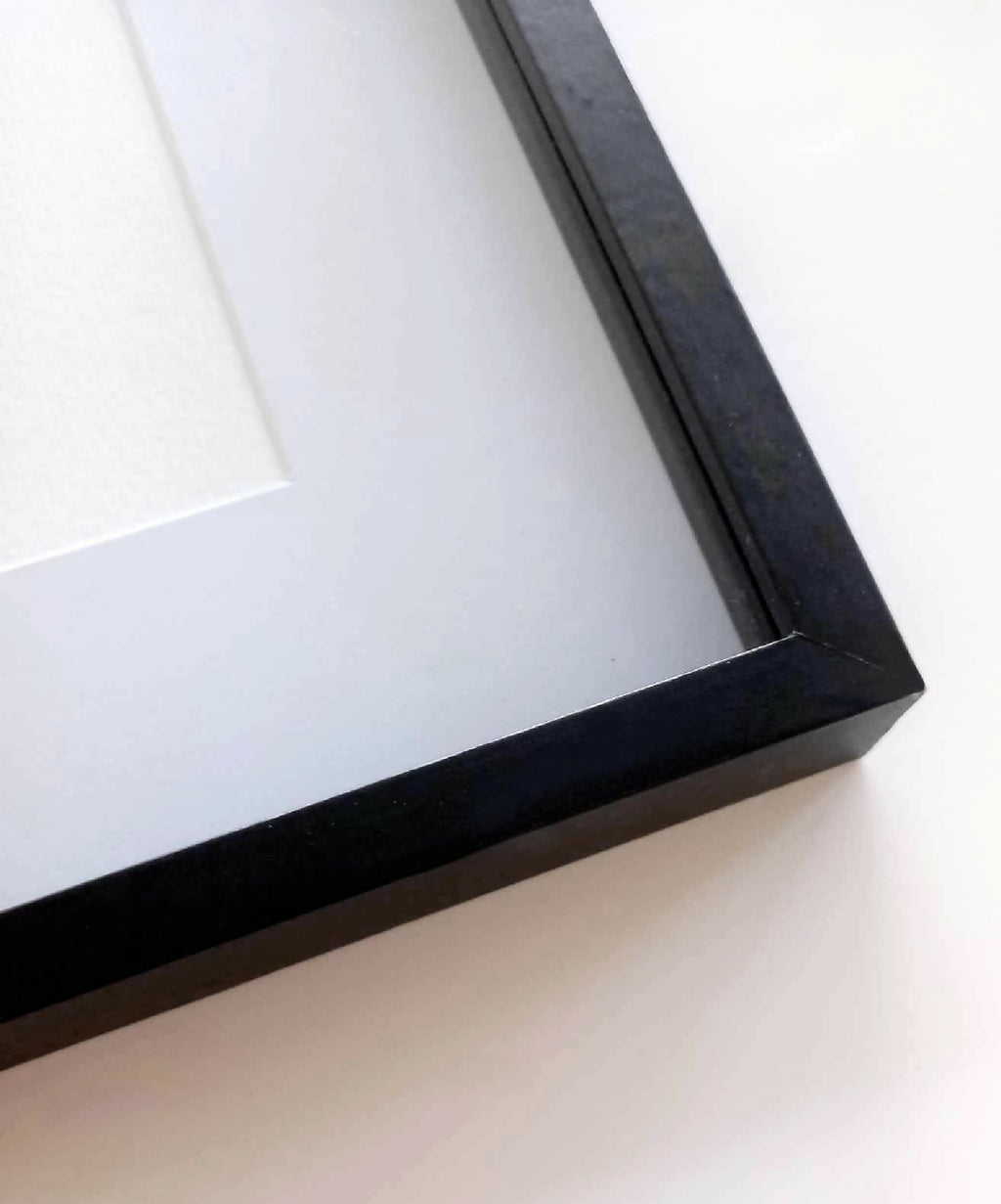 Cadre noir d’œuvre encadrée, angle et bord intérieur blancs