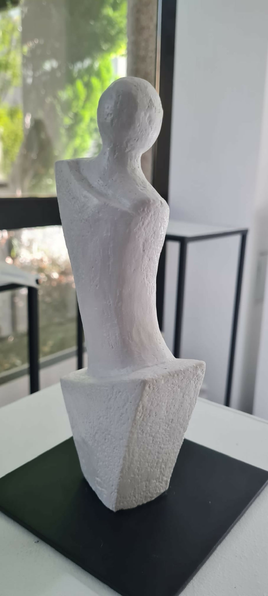 Sculpture contemporaine femme en argile sur socle métal "Insouciance"