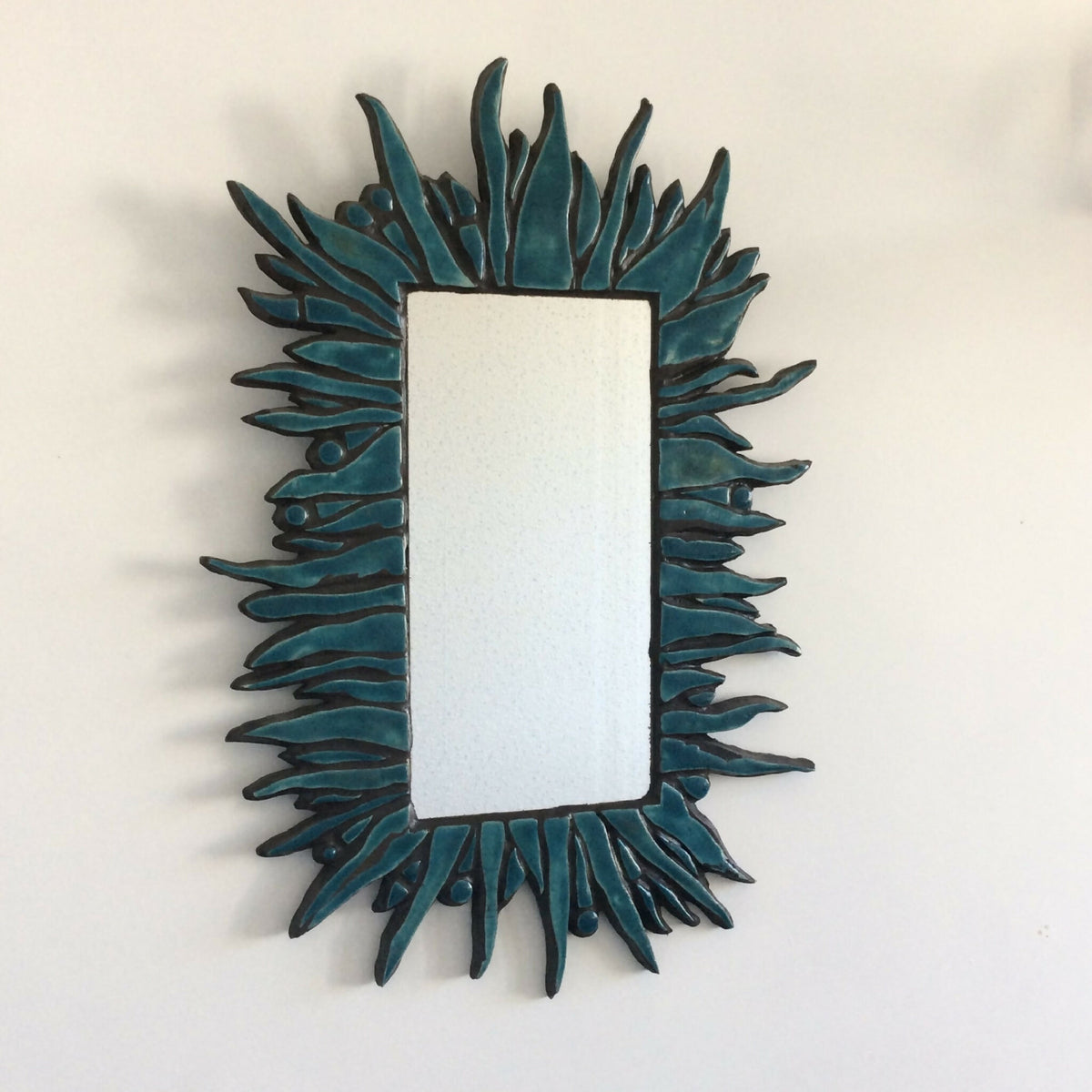Miroir raku mosaïqué rectangulaire à monture turquoise en feuilles pointues