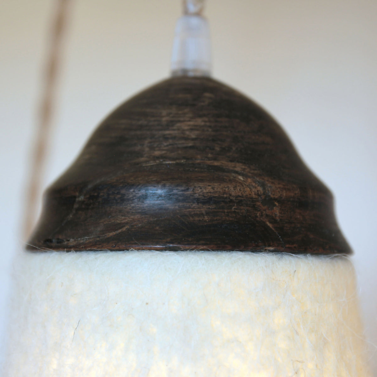 Lampe baladeuse BOHEME, gros plan abat-jour conique noir texturé avec ampoule