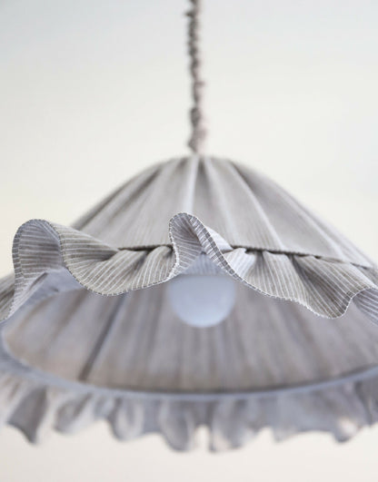 Suspension avec abat-jour plissé à volants gris à rayures, diffuseur central