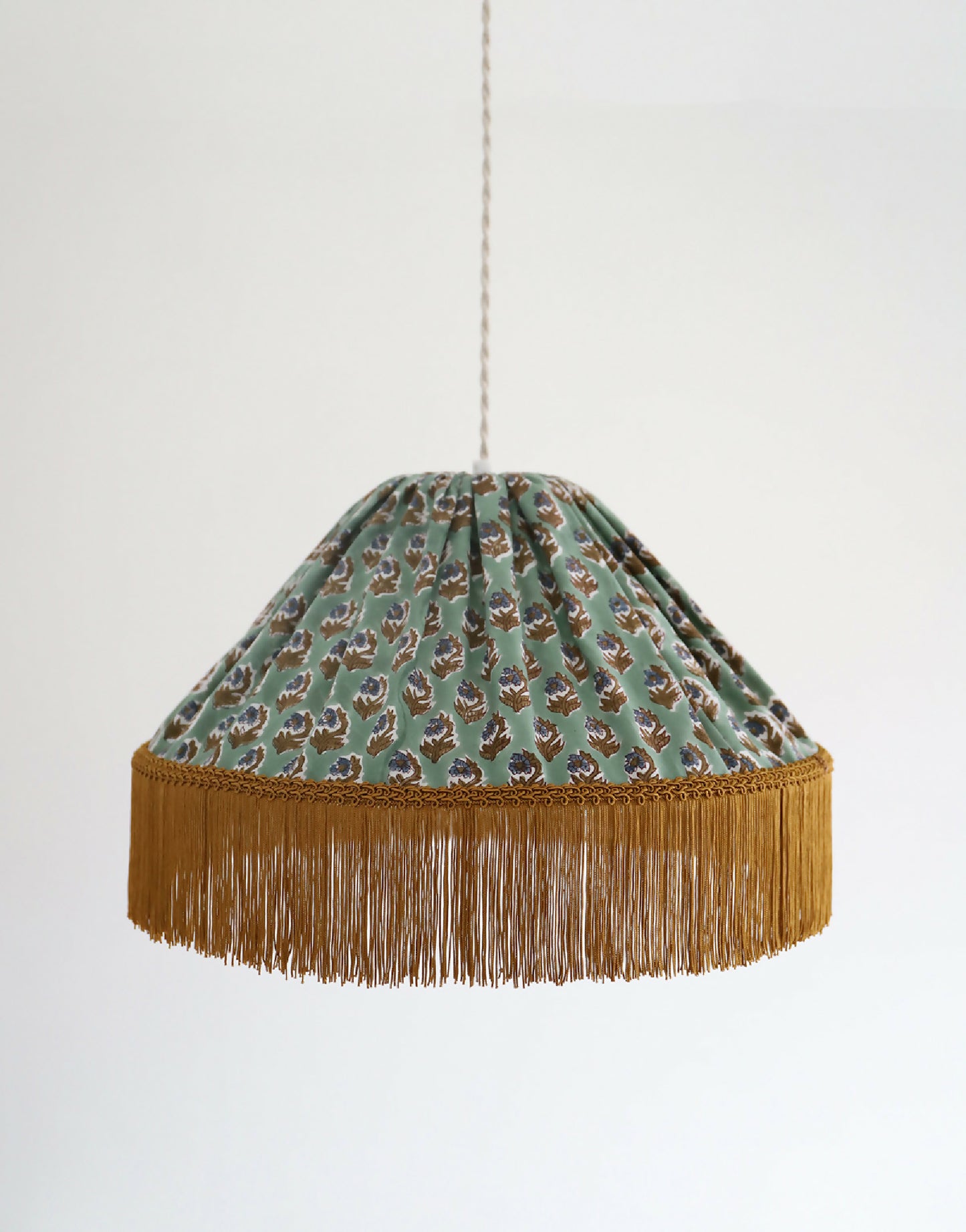 Suspension Bella “bohemian flora” : luminaire bohème chic à frange, fabriqué en France