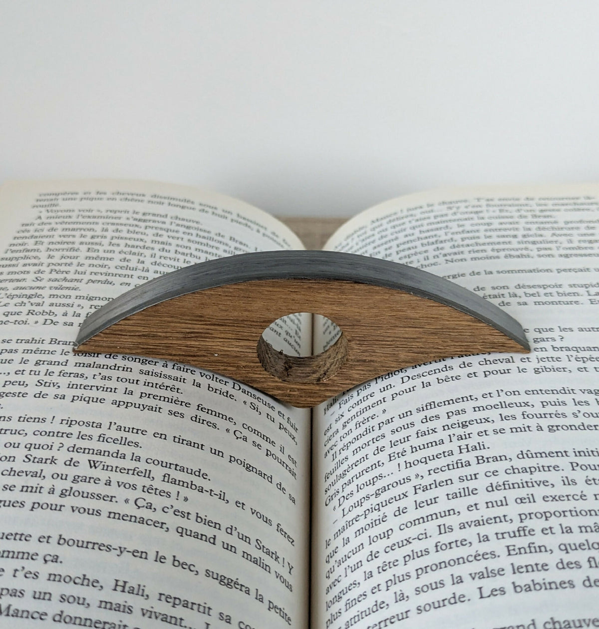 Support de lecture marqueté anthracite et paille sur livre ouvert, trou central