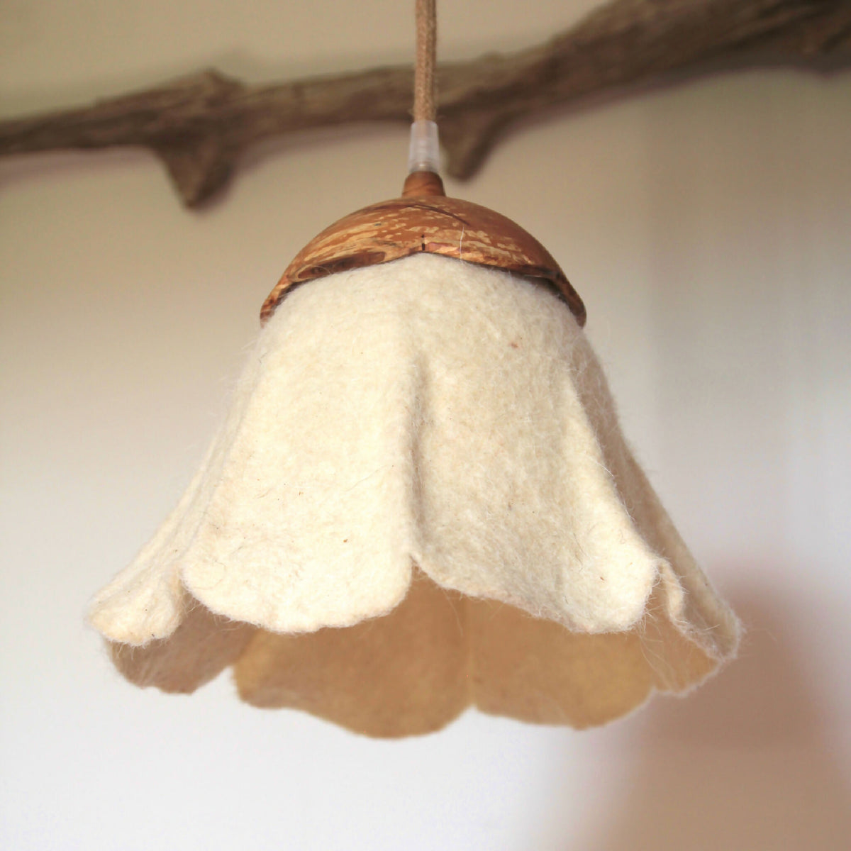 Suspension PETULA : abat-jour en feutre blanc et capuchon en bois tacheté, pendentif
