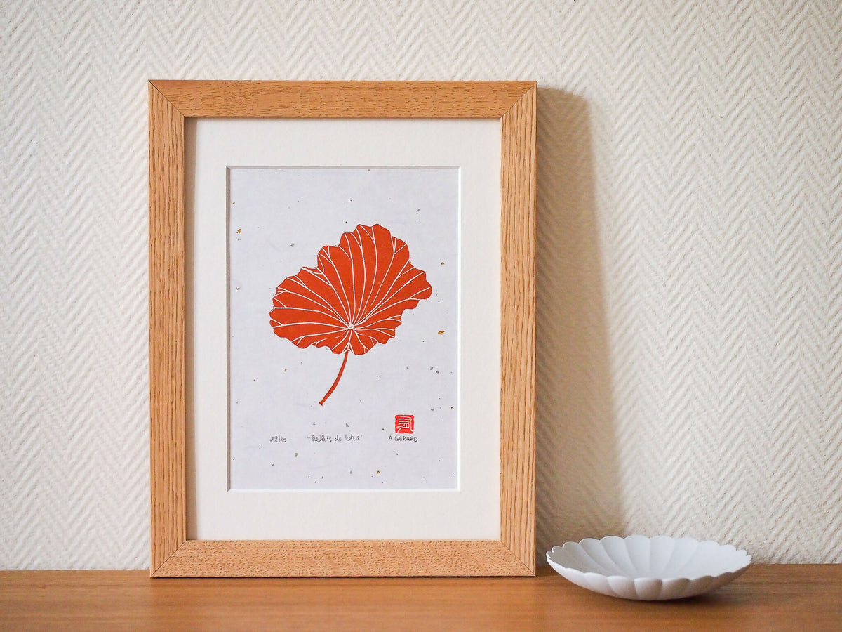 Gravure sur papier washi encadrée, fleur de ginkgo rouge orangé stylisée