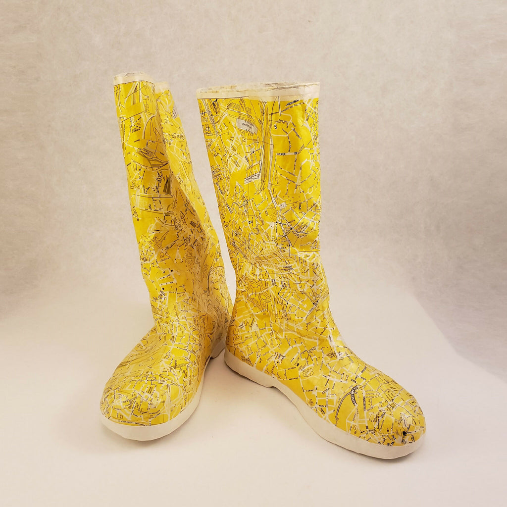 Paire de bottes jaunes à tige haute, semelle blanche, motif imprimé décalé.