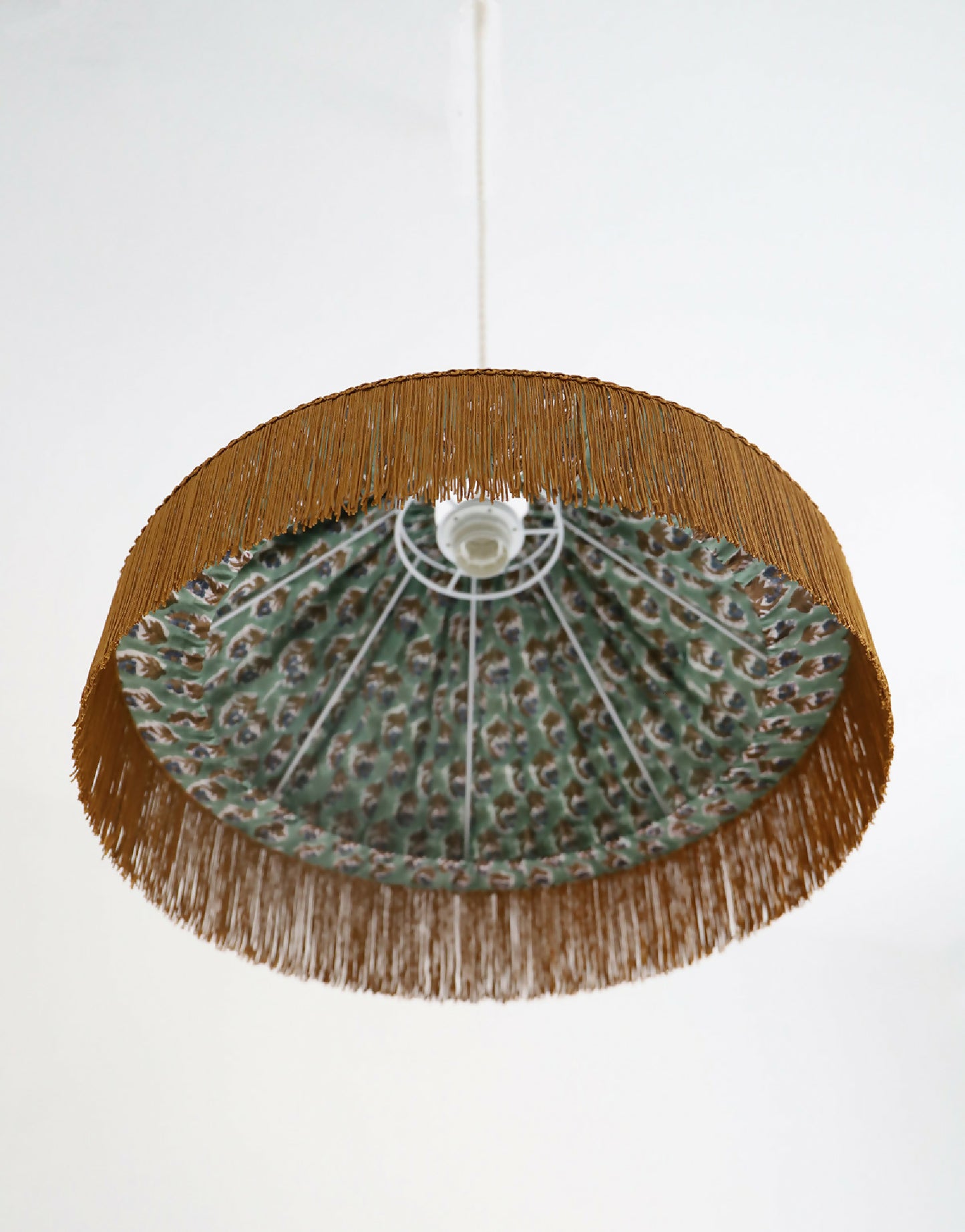 Suspension Bella “bohemian flora” : luminaire bohème chic à frange, fabriqué en France