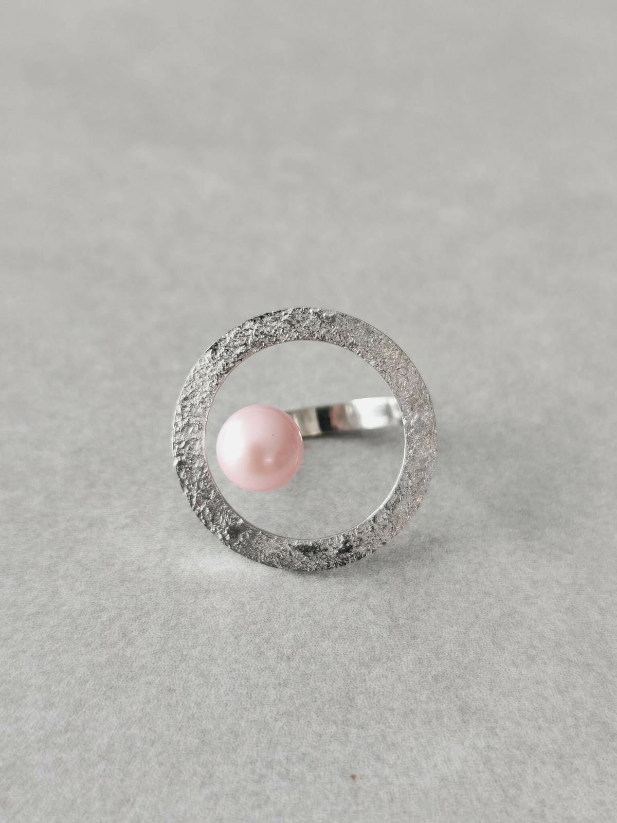 Bague Atoll argentée à motif texturé, perle rose nacrée en cabochon
