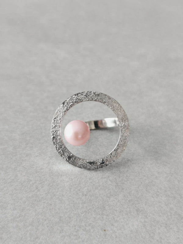Bague Atoll argentée à motif texturé, perle rose nacrée en cabochon