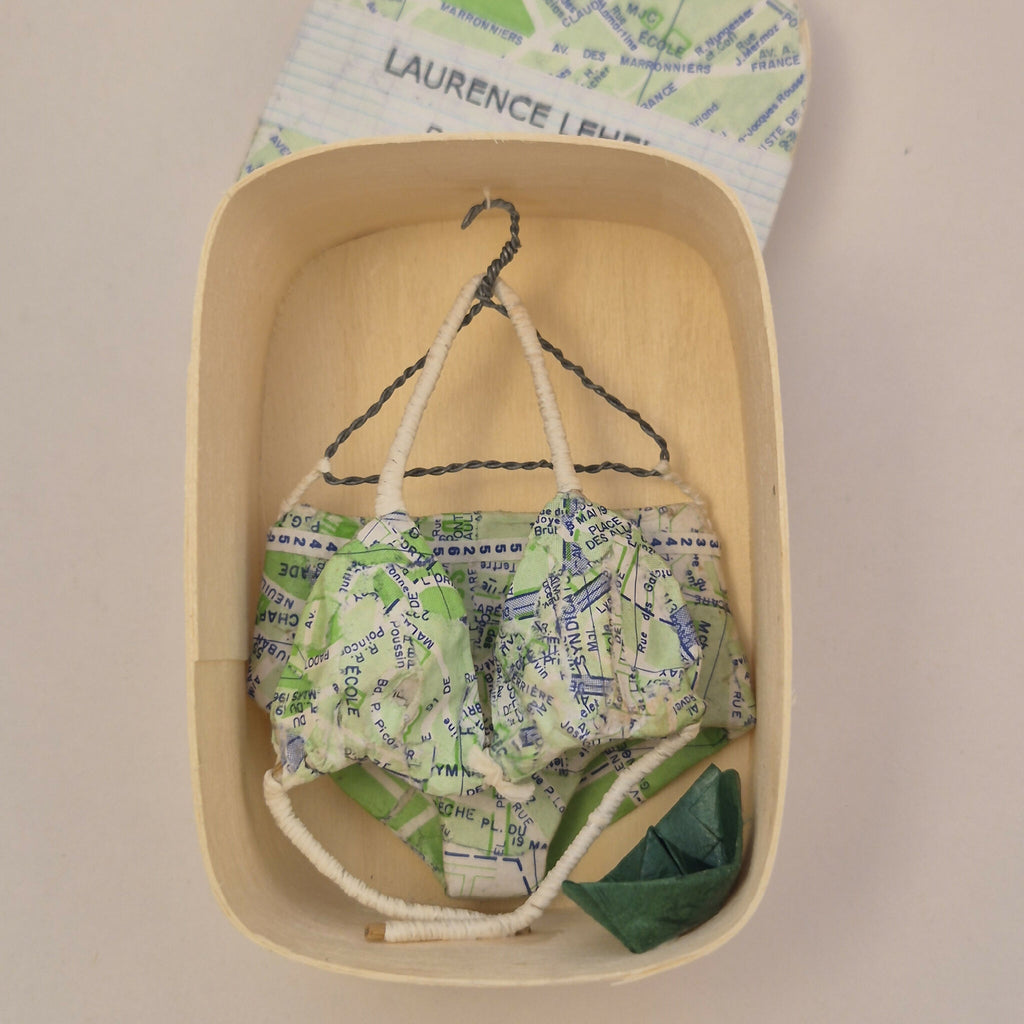 Maillot de bain miniature dans une boîte en bois, imprimé carte vert, bleu et blanc