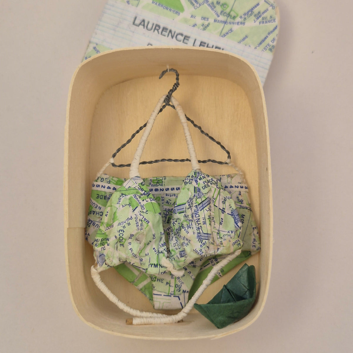 Maillot de bain miniature dans une boîte en bois, imprimé carte vert, bleu et blanc