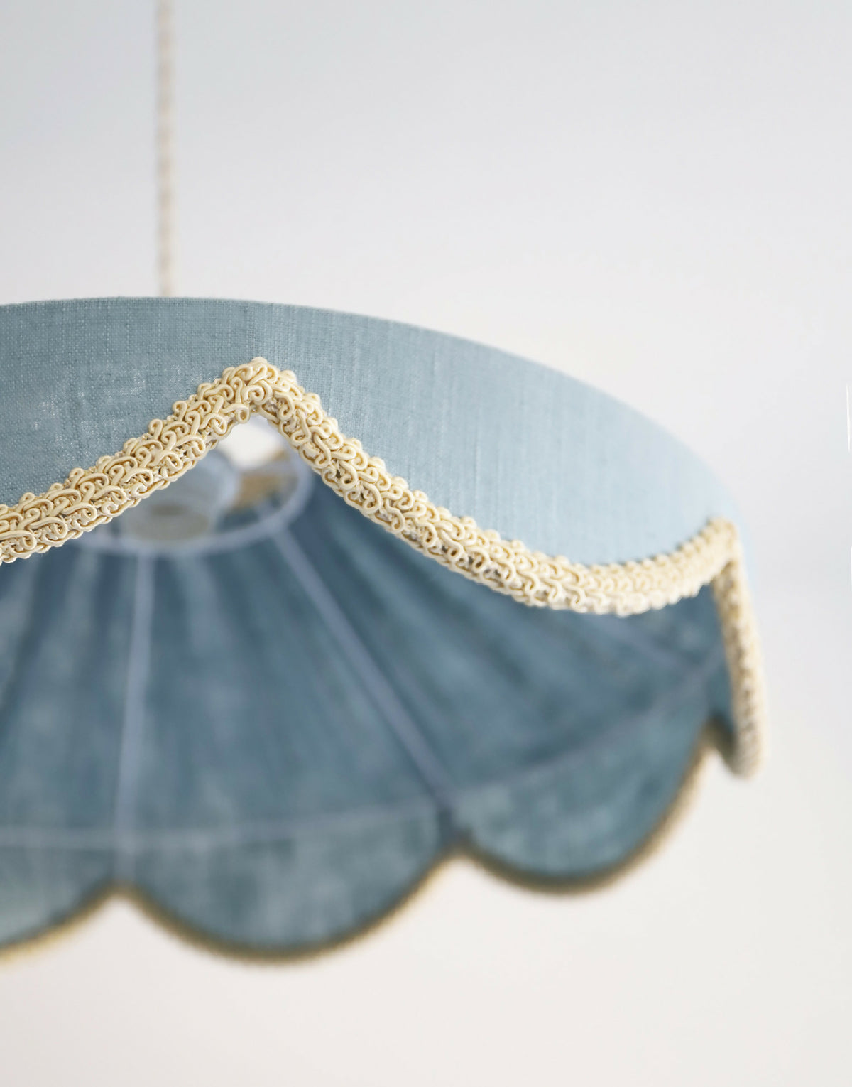 Suspension bleu minéral, détail du bord festonné avec liseré doré