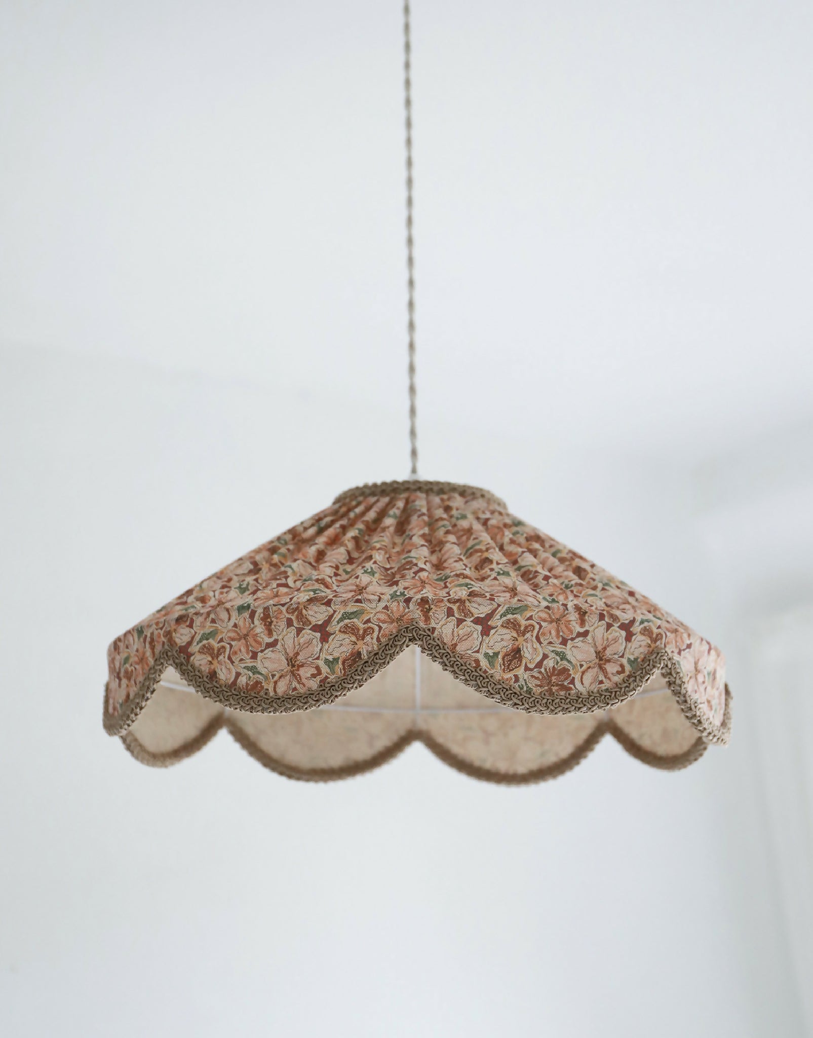 Suspension abat-jour floral provençal, forme arrondie, bord festonné