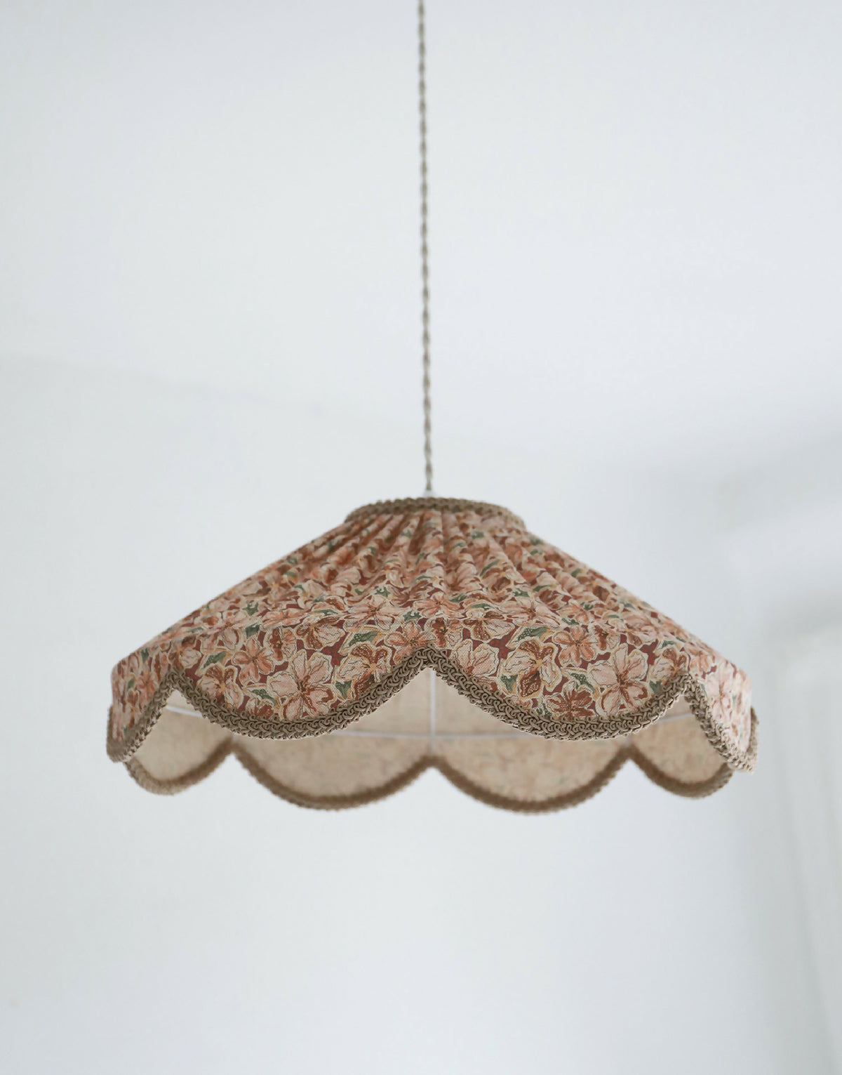 Suspension abat-jour floral provençal, forme arrondie, bord festonné