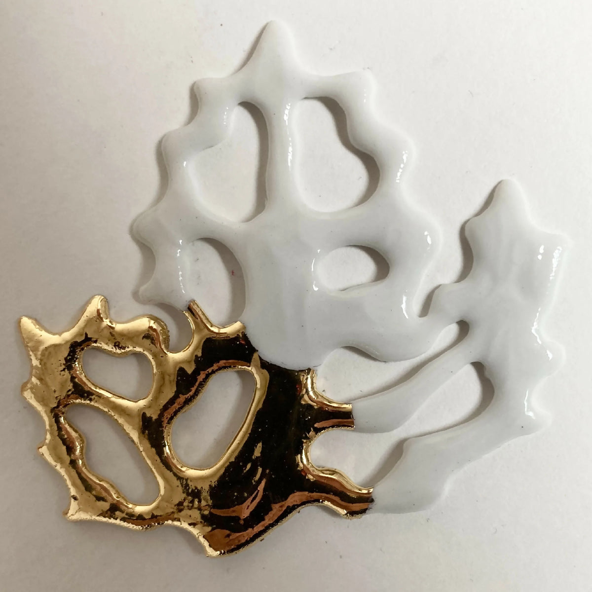 Décor de table feuille de vigne : blanc avec bordures dorées et cabochons gris
