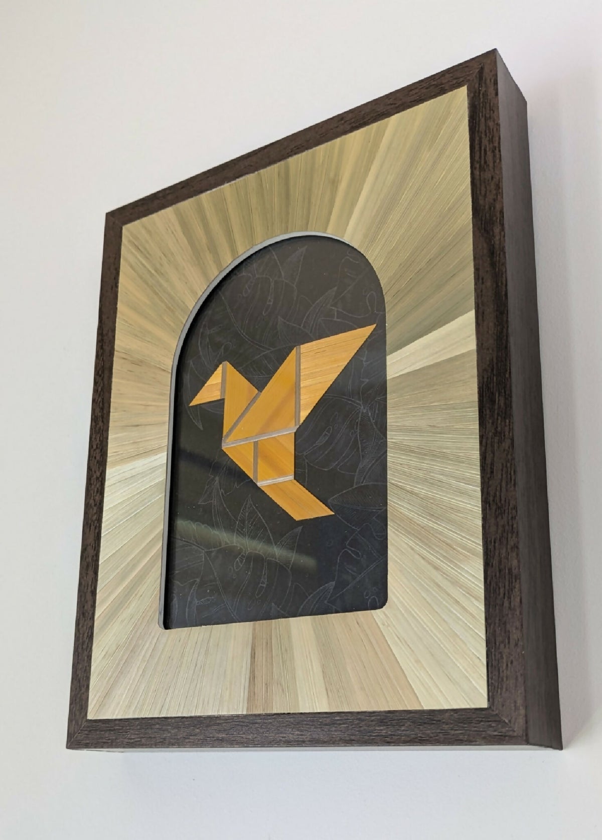 Tableau en biais avec cadre foncé et marqueterie paille jaune-beige, silhouette oiseau
