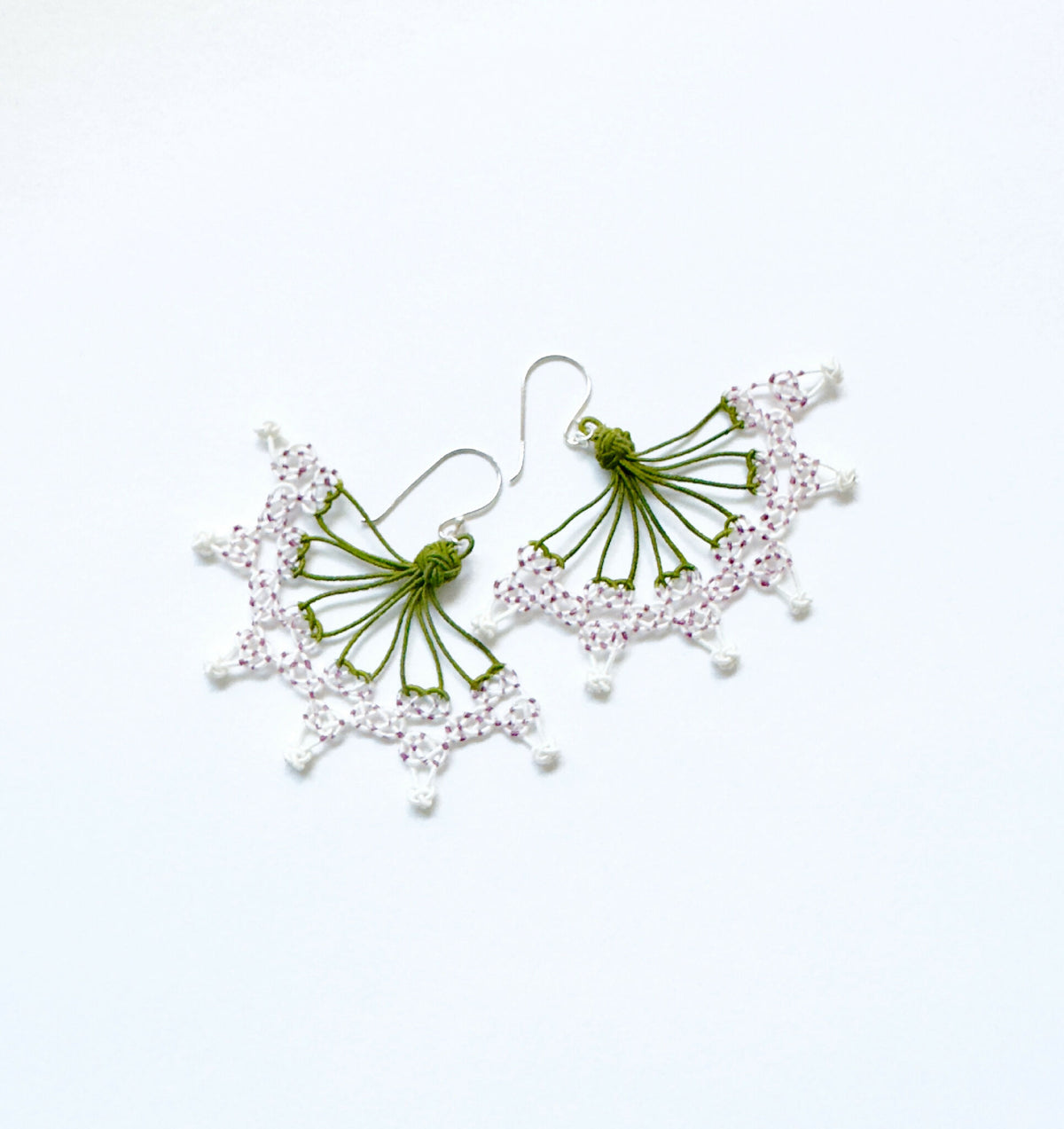 Boucles d’oreilles éventail vert et blanc, perles roses, frange en pompons au crochet.