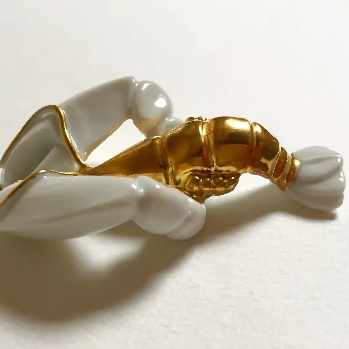 Sautoir homard doré, gros plan : corps doré et pinces blanches du pendentif
