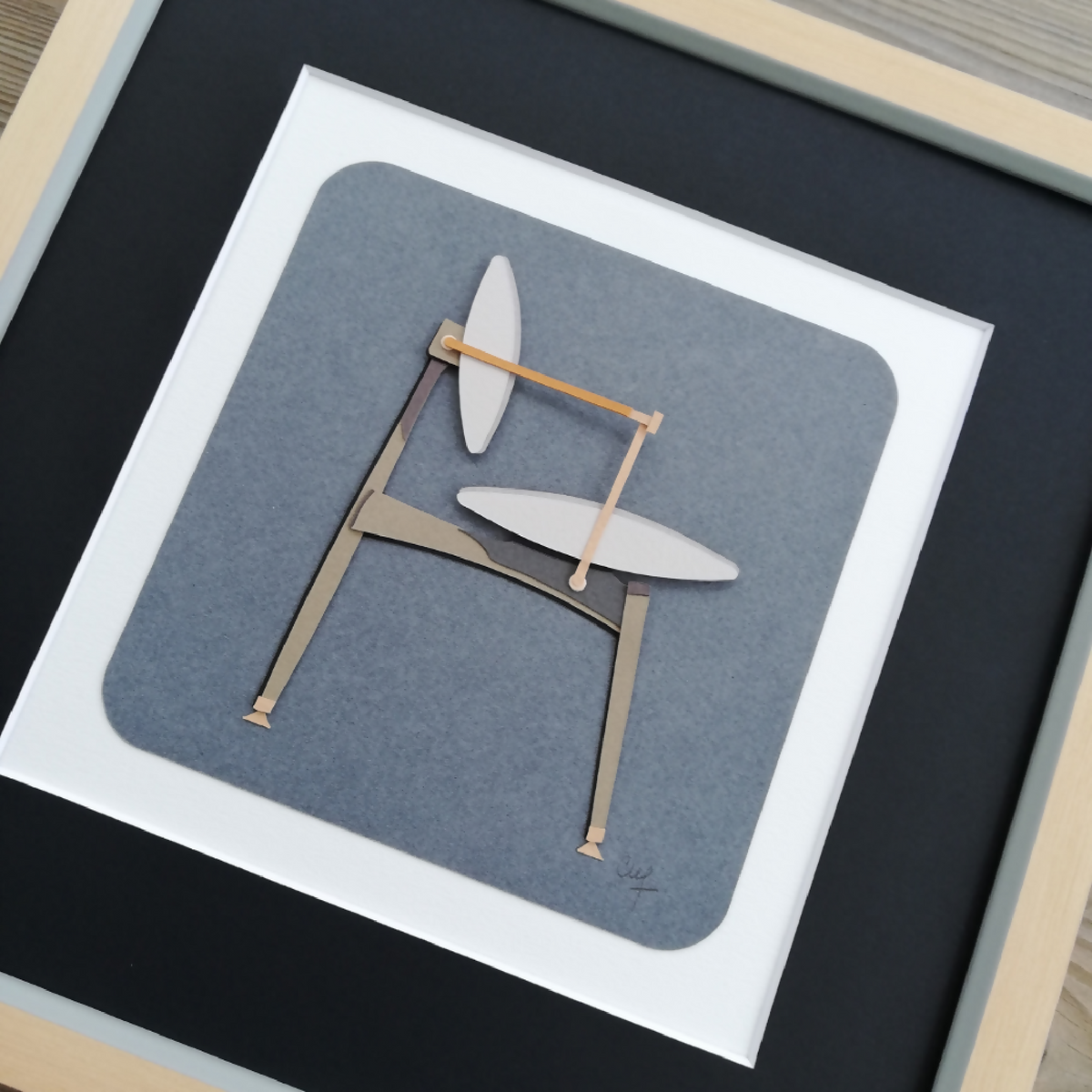 Chaise décorative en bois dans cadre blanc, gros plan en diagonale