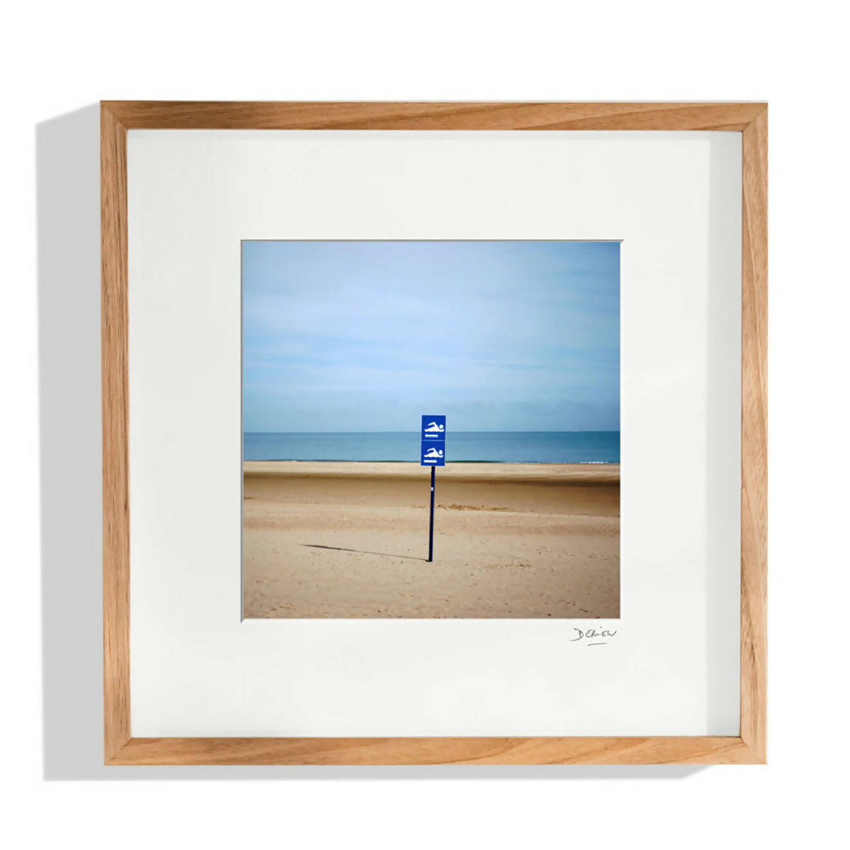 Photo encadrée : scène de plage avec drapeau bleu, ciel clair, vue au sol
