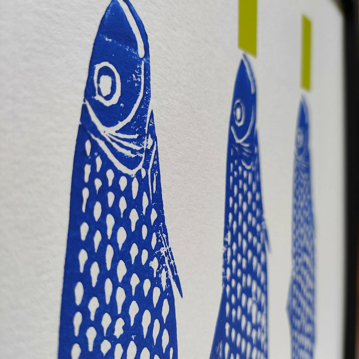 Gros plan sur poisson bleu stylisé, points blancs et bandes vertes