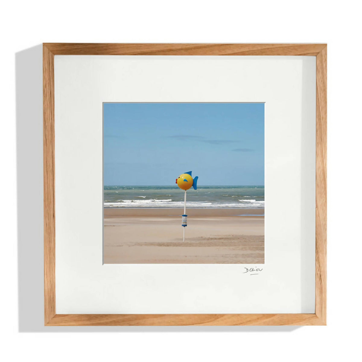 Illustration encadrée « petit poisson » sur une plage, cadre en bois