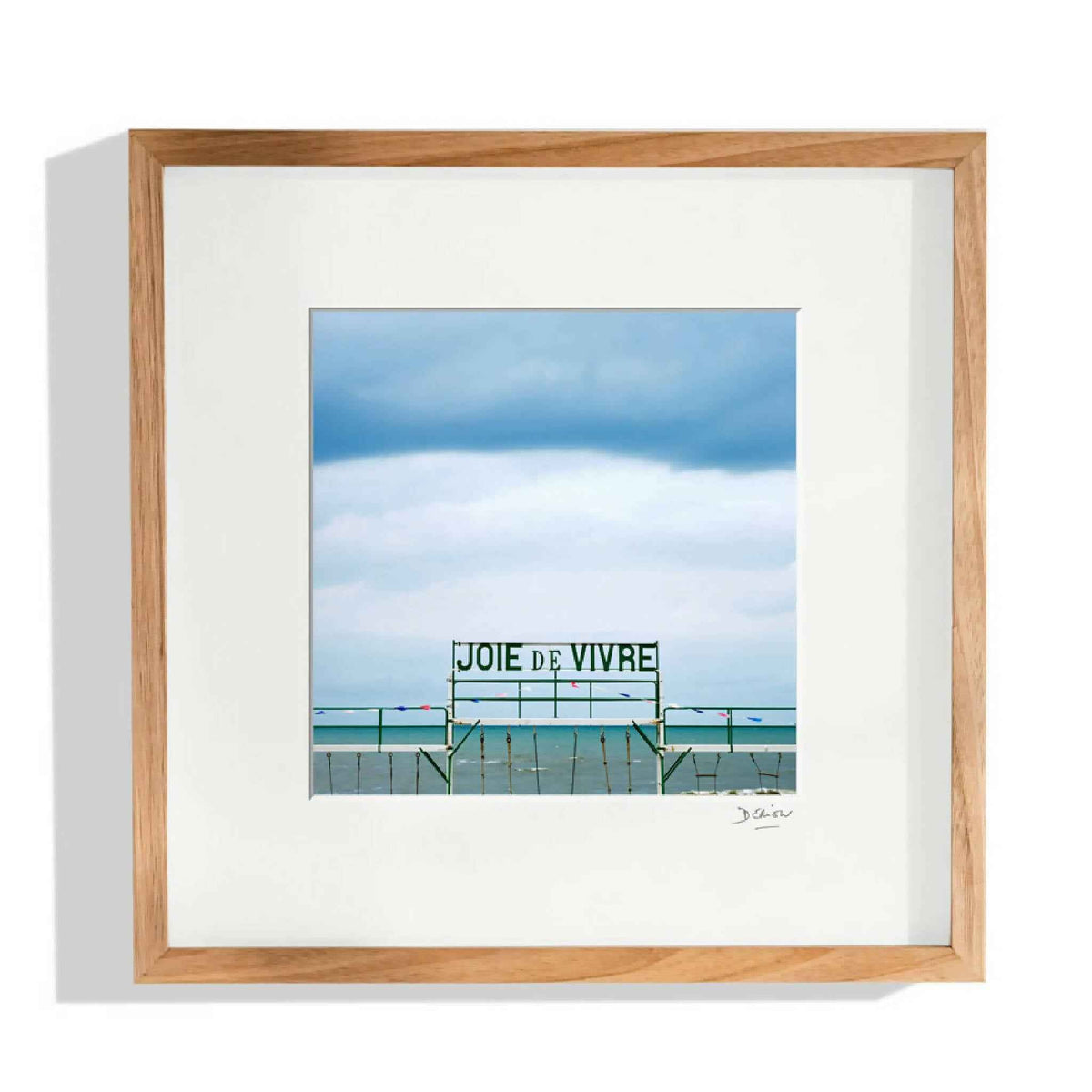 Affiche encadrée Joie de vivre : pont en bord de mer, ciel bleu, lettrage