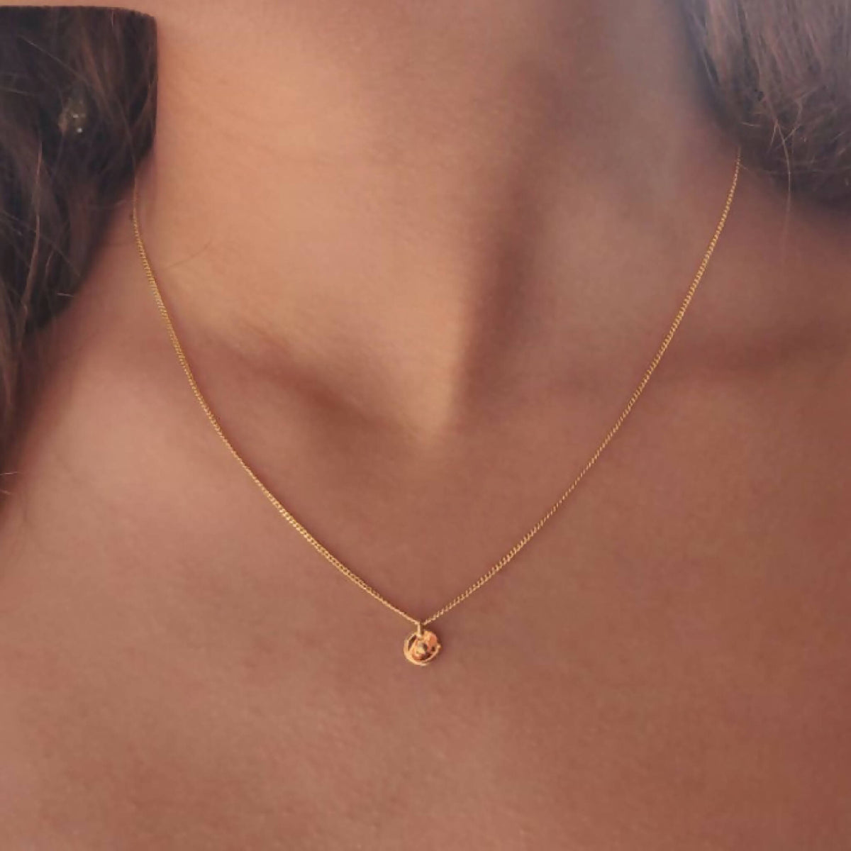 Collier fin à chaîne dorée avec pendentif rond