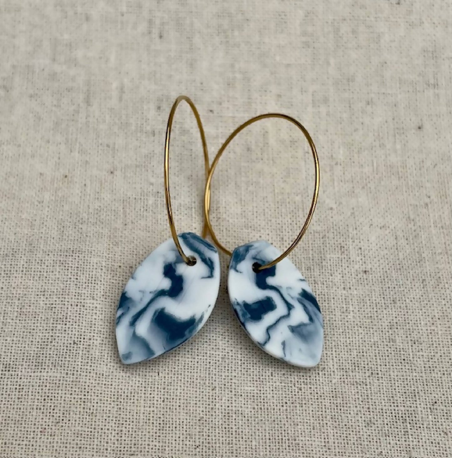 Créoles dorées avec pendentifs goutte bleu marbré.