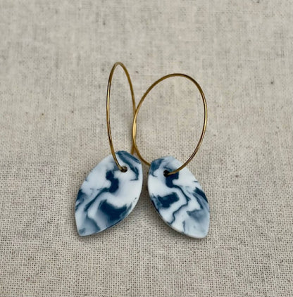 Créoles dorées avec pendentifs goutte bleu marbré.