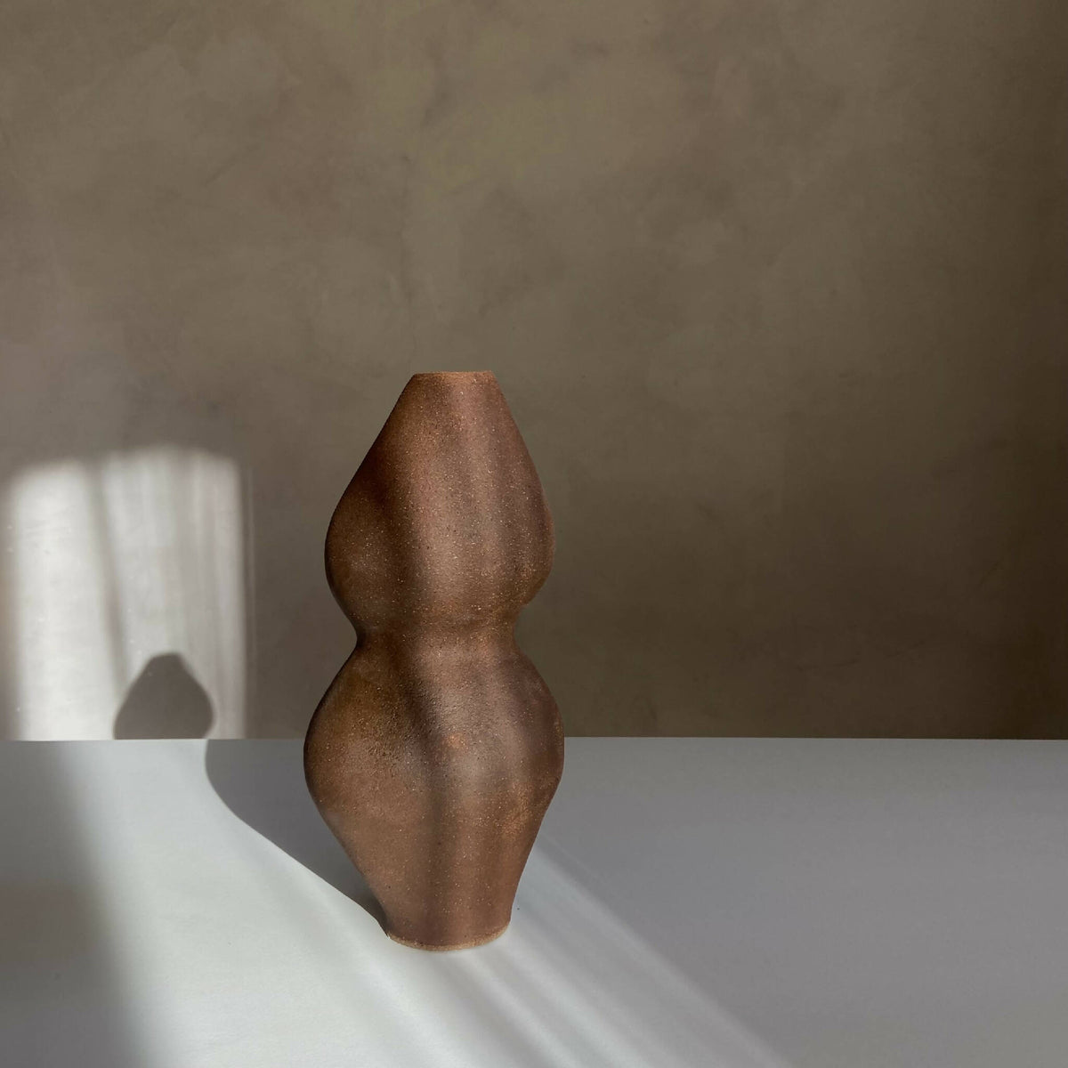 Vase en céramique brun texturé, forme goutte avec col étroit