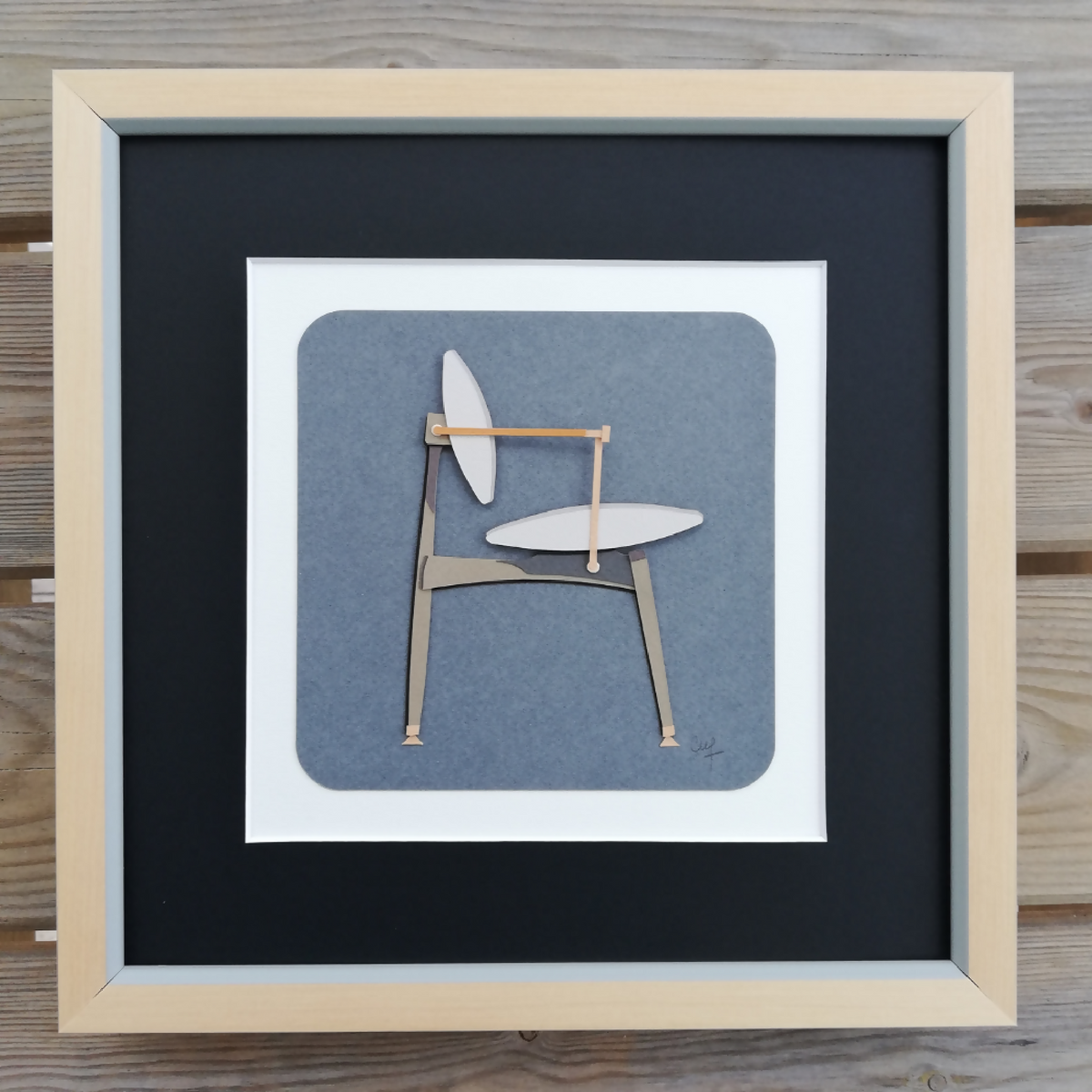 Chaise décorative en bois dans cadre blanc, vue de face complète
