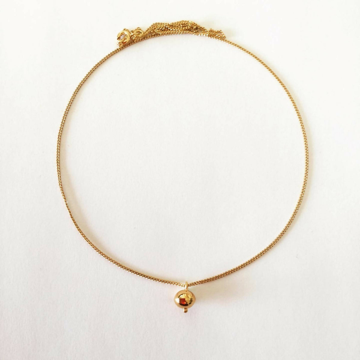 Collier fin à chaîne dorée avec pendentif rond