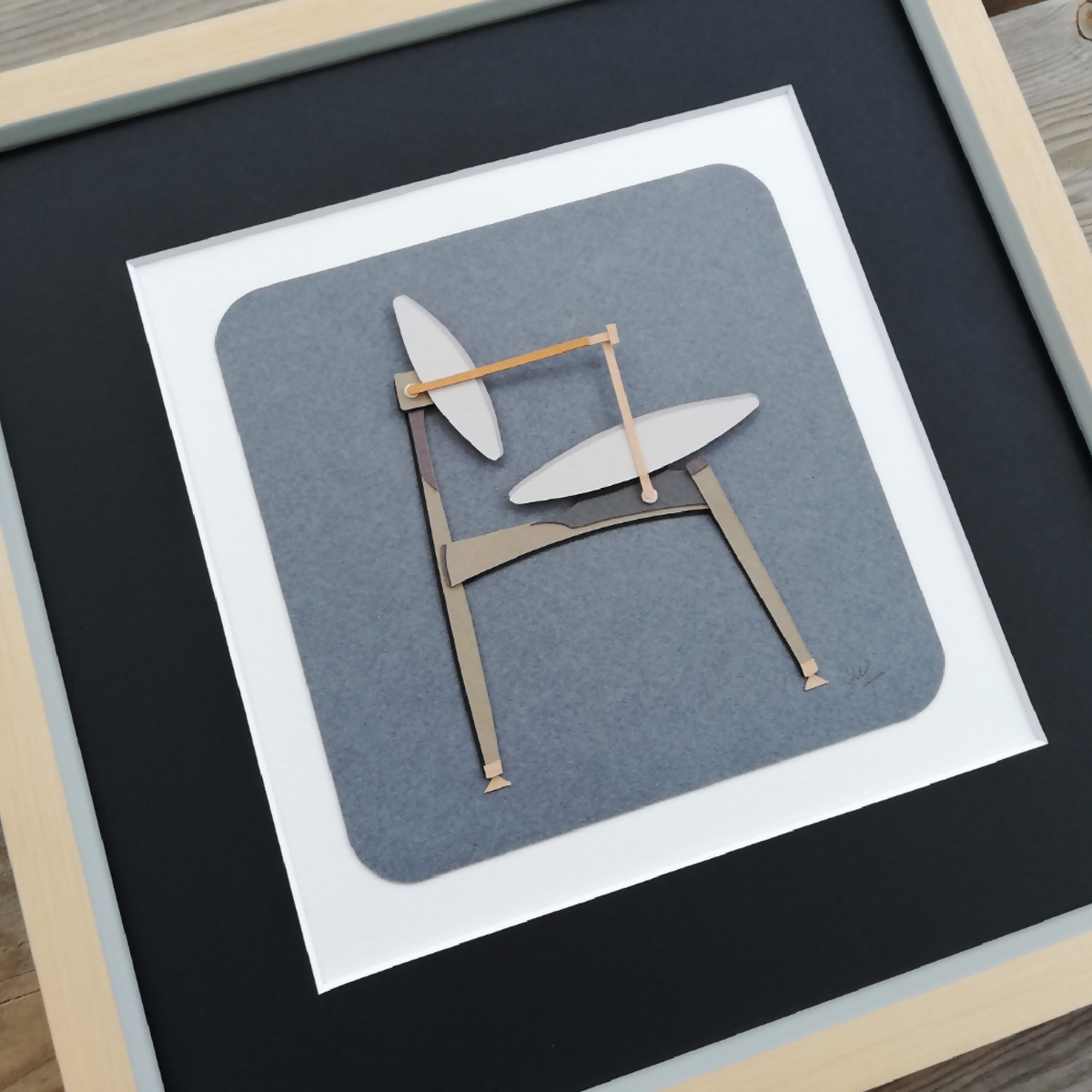 Chaise décorative en bois dans cadre blanc, fond gris-bleu, vue de face