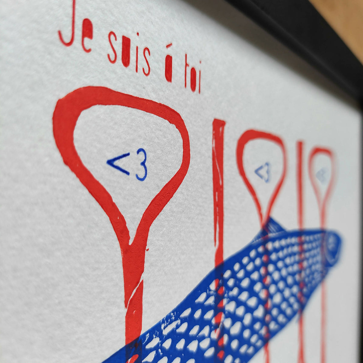 Gros plan: texte rouge « Je suis à toi » et poisson bleu motif cœurs <3.