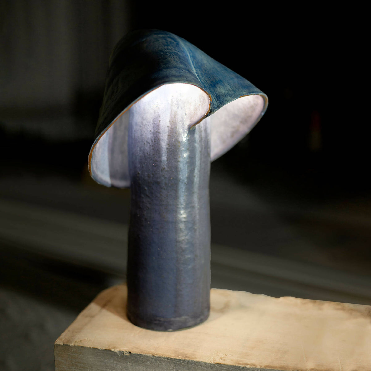 Lampe à abat-jour latéral bleu, capot conique sur piètement cylindrique