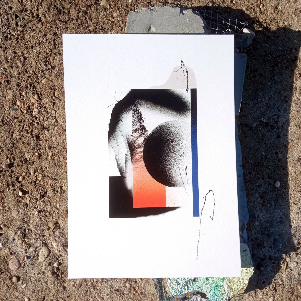 Affiche imprimée abstraite sur papier blanc, silhouettes grises et touche orange
