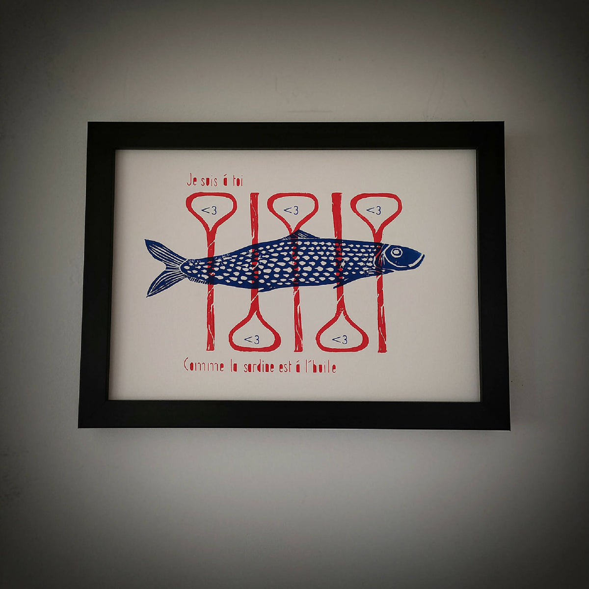 Tableau encadré avec poisson bleu, cœurs rouges et texte « Je suis à toi ».