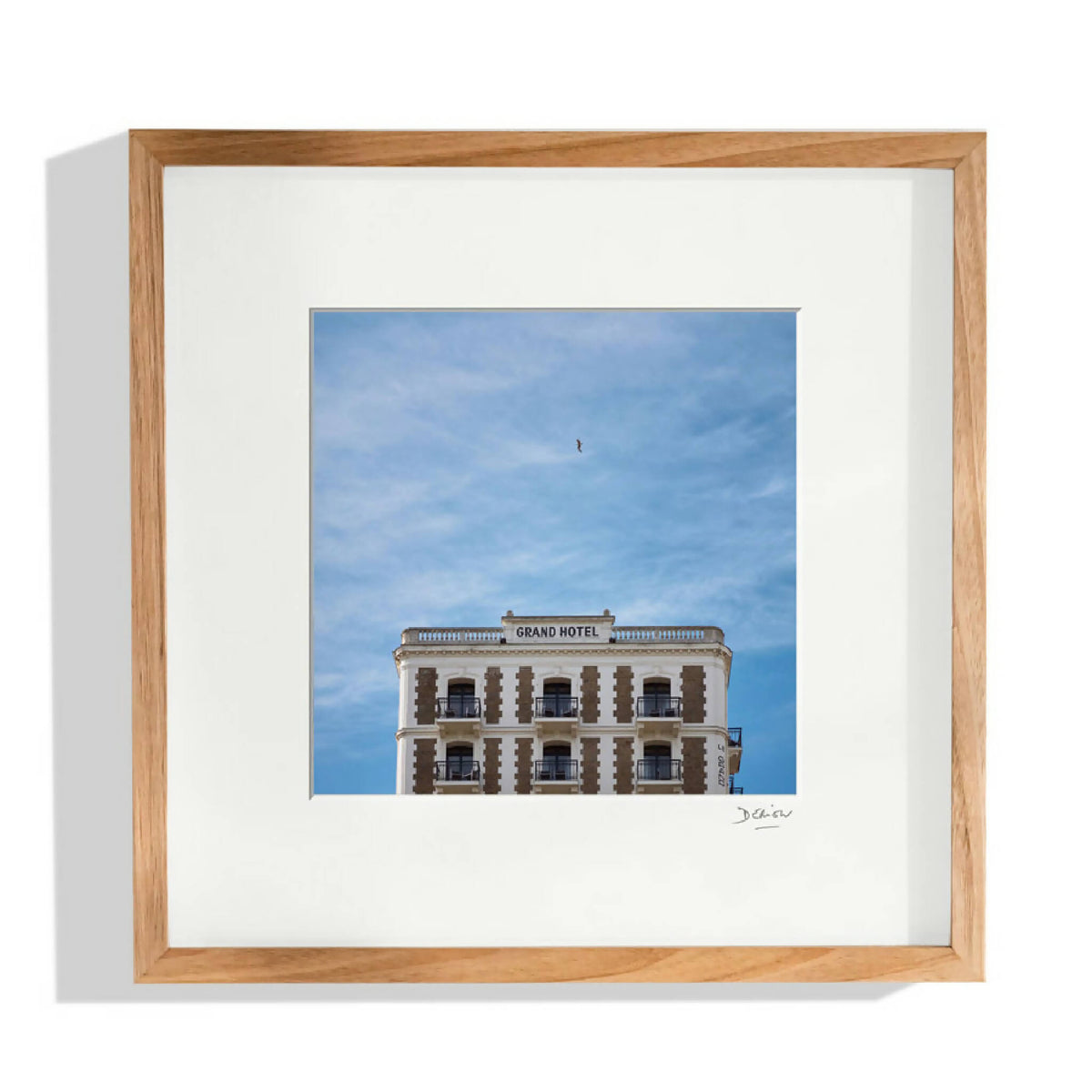 Cadre photo avec façade d’hôtel « Grand Hotel » sur ciel bleu
