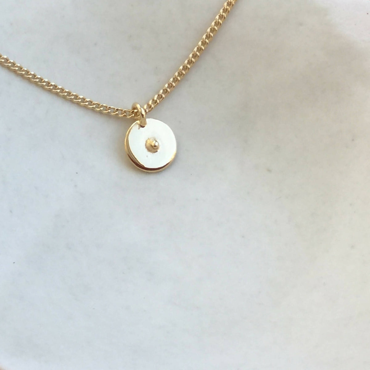 Collier à chaîne dorée et médaillon rond blanc nacré