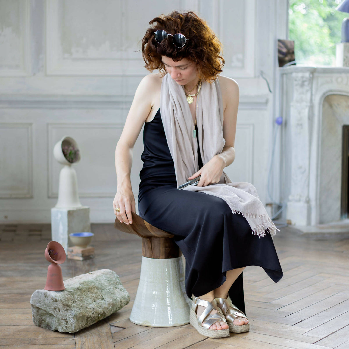 Tabouret blanc : base conique en céramique et assise bois incurvée