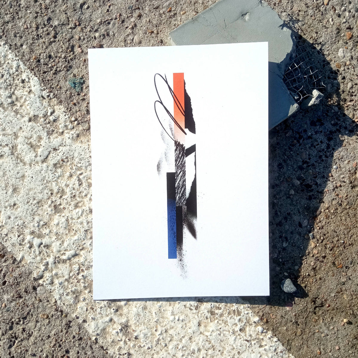 Affiche carrée blanche avec composition abstraite noire, bleue et orange