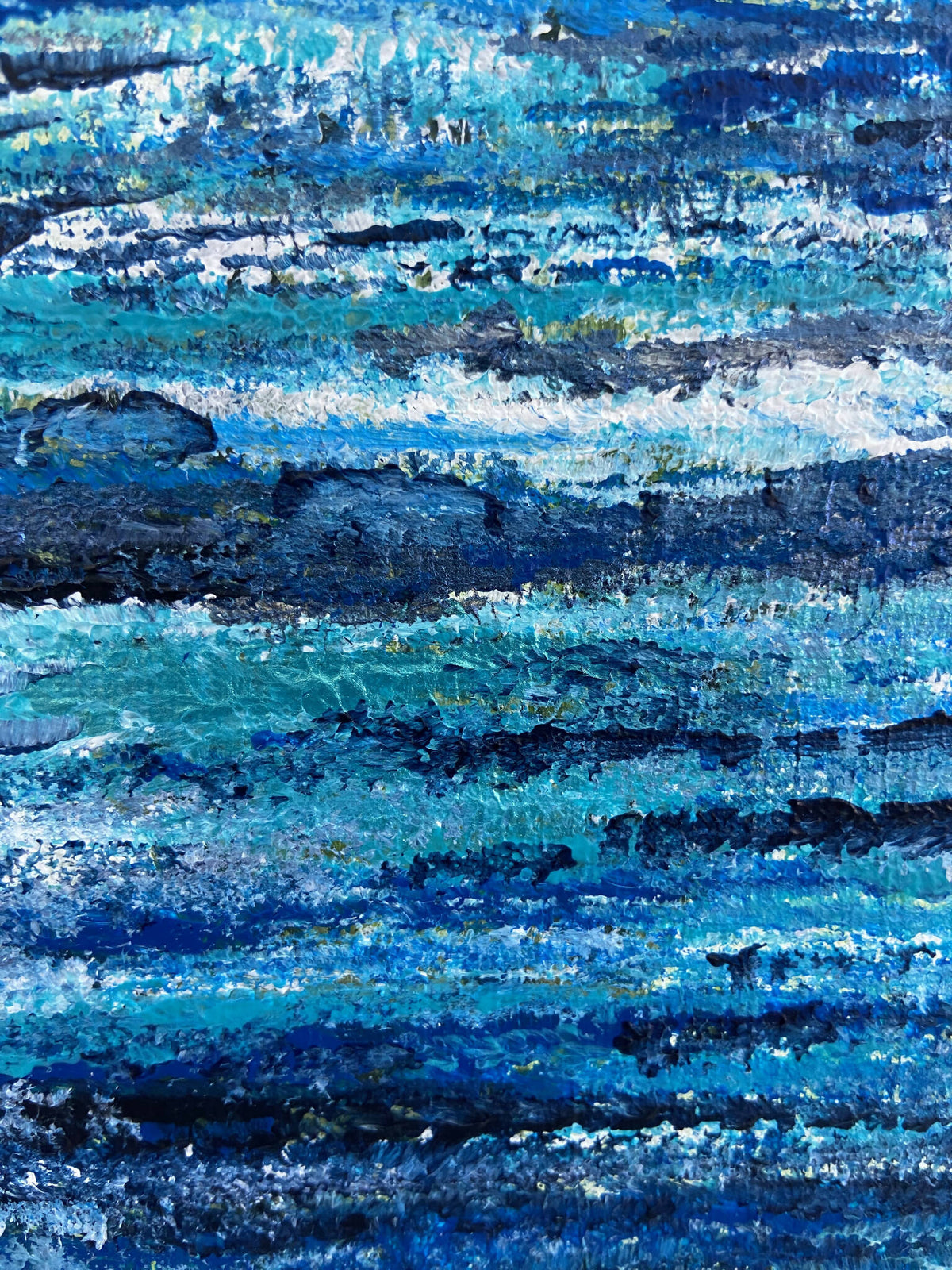 Texture du tableau : éclats blancs sur fond bleu, touches turquoise visibles.